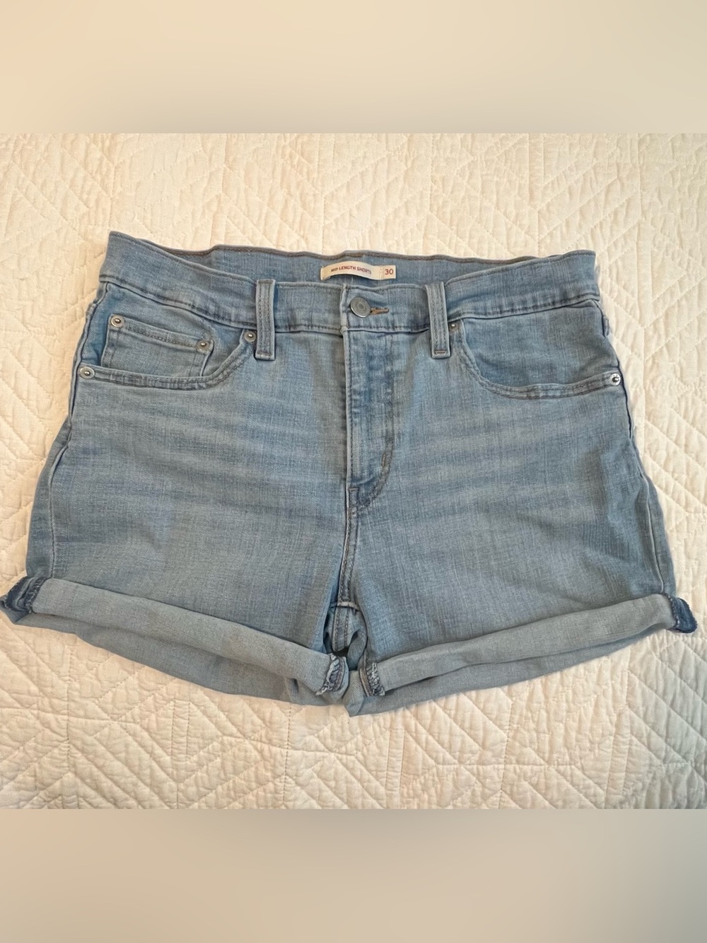 Levi's Denim Shorts Womens Size 30 Light Wash Blue Cuffed Hem Casual Featival